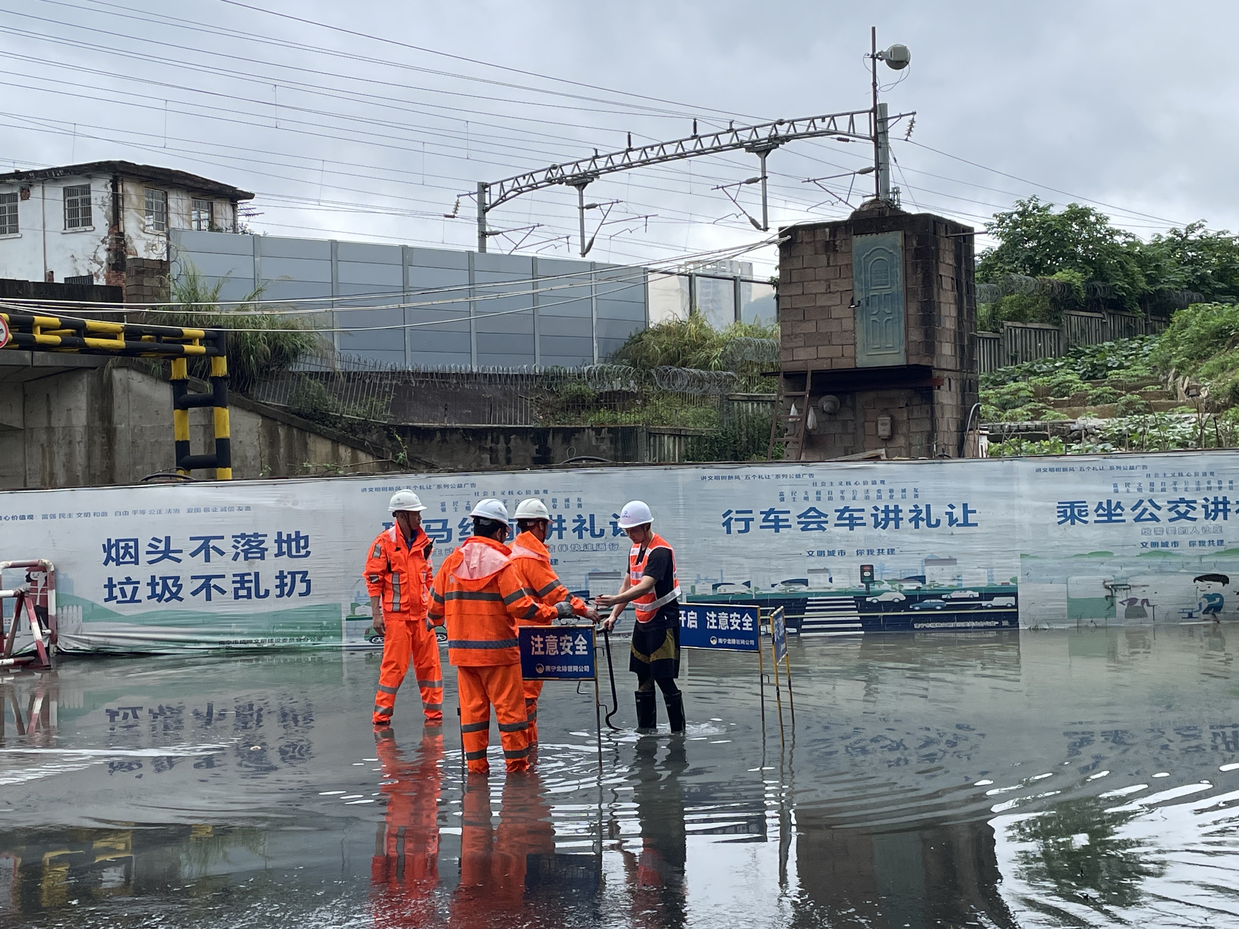 積極應(yīng)對(duì)強(qiáng)降雨，市排水公司連夜出擊排水搶險(xiǎn)